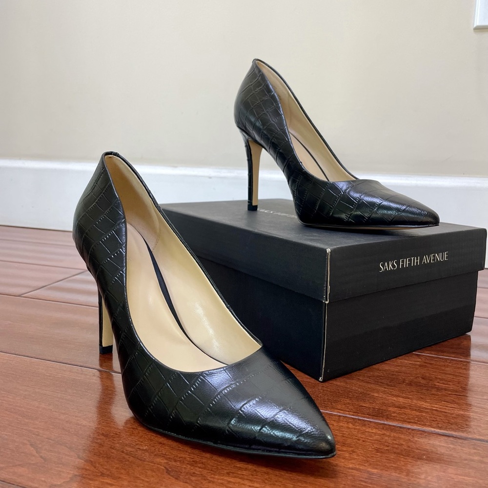 SAKS 5TH AVE Never been worn before!!! Saks Fifth Ave Black Pumps size 9